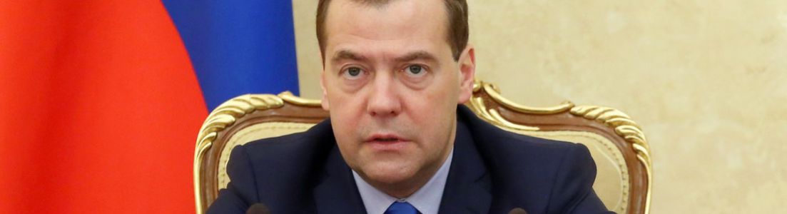 Дмитрию Медведеву подарили хоккейную форму «Металлурга»